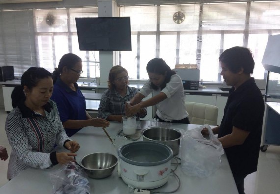 ภาพกิจกรรม ศูนย์ส่งเสริมและตรวจสอบการผลิตตามมาตรฐานความปลอดภัยทางอาหาร จัดการอบรมเชิงปฏิบัติการ เรื่อง การผลิตเครื่องสำอางโฮมเมดจากวัตถุดิบในครัวเรือน