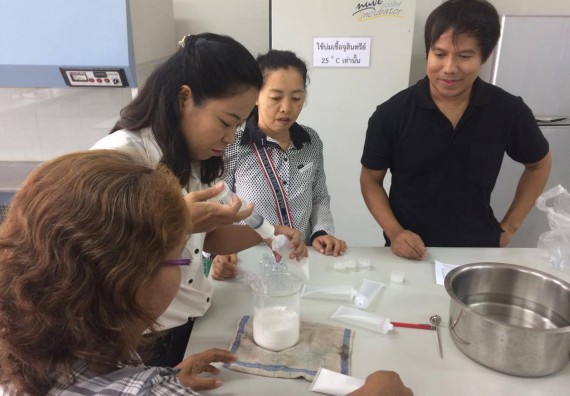 ภาพกิจกรรม ศูนย์ส่งเสริมและตรวจสอบการผลิตตามมาตรฐานความปลอดภัยทางอาหาร จัดการอบรมเชิงปฏิบัติการ เรื่อง การผลิตเครื่องสำอางโฮมเมดจากวัตถุดิบในครัวเรือน