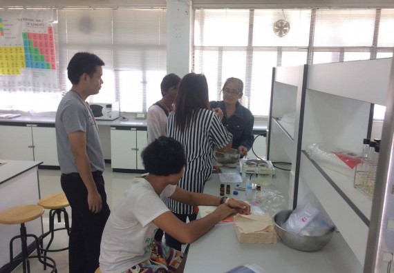 ภาพกิจกรรม ศูนย์ส่งเสริมและตรวจสอบการผลิตตามมาตรฐานความปลอดภัยทางอาหาร จัดการอบรมเชิงปฏิบัติการ เรื่อง การผลิตเครื่องสำอางโฮมเมดจากวัตถุดิบในครัวเรือน