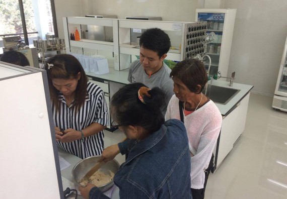 ภาพกิจกรรม ศูนย์ส่งเสริมและตรวจสอบการผลิตตามมาตรฐานความปลอดภัยทางอาหาร จัดการอบรมเชิงปฏิบัติการ เรื่อง การผลิตเครื่องสำอางโฮมเมดจากวัตถุดิบในครัวเรือน