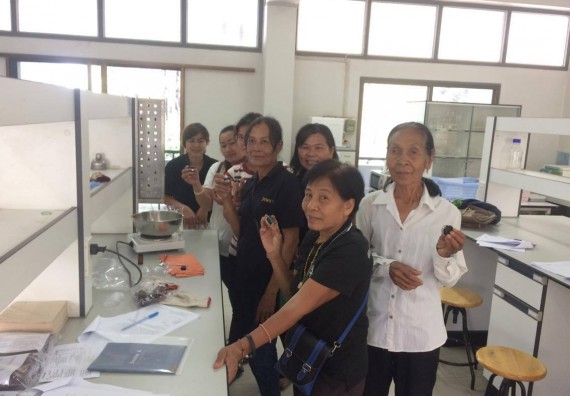 ภาพกิจกรรม ศูนย์ส่งเสริมและตรวจสอบการผลิตตามมาตรฐานความปลอดภัยทางอาหาร จัดการอบรมเชิงปฏิบัติการ เรื่อง การผลิตเครื่องสำอางโฮมเมดจากวัตถุดิบในครัวเรือน