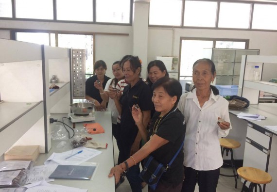 ภาพกิจกรรม ศูนย์ส่งเสริมและตรวจสอบการผลิตตามมาตรฐานความปลอดภัยทางอาหาร จัดการอบรมเชิงปฏิบัติการ เรื่อง การผลิตเครื่องสำอางโฮมเมดจากวัตถุดิบในครัวเรือน