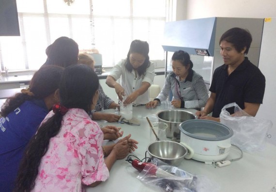 ภาพกิจกรรม ศูนย์ส่งเสริมและตรวจสอบการผลิตตามมาตรฐานความปลอดภัยทางอาหาร จัดการอบรมเชิงปฏิบัติการ เรื่อง การผลิตเครื่องสำอางโฮมเมดจากวัตถุดิบในครัวเรือน