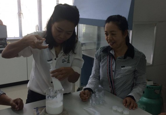 ภาพกิจกรรม ศูนย์ส่งเสริมและตรวจสอบการผลิตตามมาตรฐานความปลอดภัยทางอาหาร จัดการอบรมเชิงปฏิบัติการ เรื่อง การผลิตเครื่องสำอางโฮมเมดจากวัตถุดิบในครัวเรือน