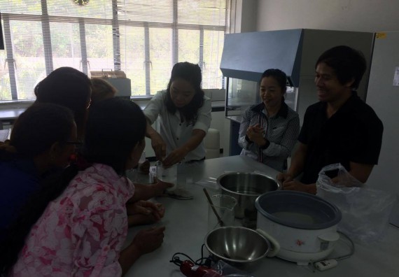 ภาพกิจกรรม ศูนย์ส่งเสริมและตรวจสอบการผลิตตามมาตรฐานความปลอดภัยทางอาหาร จัดการอบรมเชิงปฏิบัติการ เรื่อง การผลิตเครื่องสำอางโฮมเมดจากวัตถุดิบในครัวเรือน