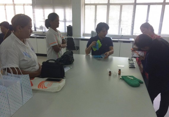 ภาพกิจกรรม ศูนย์ส่งเสริมและตรวจสอบการผลิตตามมาตรฐานความปลอดภัยทางอาหาร จัดการอบรมเชิงปฏิบัติการ เรื่อง การผลิตเครื่องสำอางโฮมเมดจากวัตถุดิบในครัวเรือน