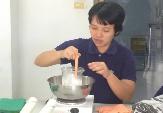 ภาพกิจกรรม ศูนย์ส่งเสริมและตรวจสอบการผลิตตามมาตรฐานความปลอดภัยทางอาหาร จัดการอบรมเชิงปฏิบัติการ เรื่อง การผลิตเครื่องสำอางโฮมเมดจากวัตถุดิบในครัวเรือน