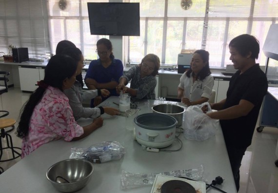 ภาพกิจกรรม ศูนย์ส่งเสริมและตรวจสอบการผลิตตามมาตรฐานความปลอดภัยทางอาหาร จัดการอบรมเชิงปฏิบัติการ เรื่อง การผลิตเครื่องสำอางโฮมเมดจากวัตถุดิบในครัวเรือน
