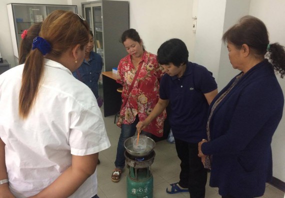 ภาพกิจกรรม ศูนย์ส่งเสริมและตรวจสอบการผลิตตามมาตรฐานความปลอดภัยทางอาหาร จัดการอบรมเชิงปฏิบัติการ เรื่อง การผลิตเครื่องสำอางโฮมเมดจากวัตถุดิบในครัวเรือน