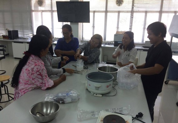 ภาพกิจกรรม ศูนย์ส่งเสริมและตรวจสอบการผลิตตามมาตรฐานความปลอดภัยทางอาหาร จัดการอบรมเชิงปฏิบัติการ เรื่อง การผลิตเครื่องสำอางโฮมเมดจากวัตถุดิบในครัวเรือน