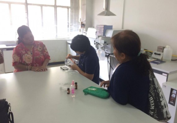 ภาพกิจกรรม ศูนย์ส่งเสริมและตรวจสอบการผลิตตามมาตรฐานความปลอดภัยทางอาหาร จัดการอบรมเชิงปฏิบัติการ เรื่อง การผลิตเครื่องสำอางโฮมเมดจากวัตถุดิบในครัวเรือน