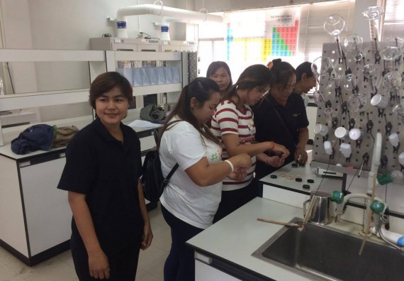 ภาพกิจกรรม ศูนย์ส่งเสริมและตรวจสอบการผลิตตามมาตรฐานความปลอดภัยทางอาหาร จัดการอบรมเชิงปฏิบัติการ เรื่อง การผลิตเครื่องสำอางโฮมเมดจากวัตถุดิบในครัวเรือน