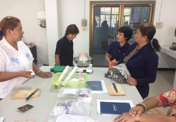 ภาพกิจกรรม ศูนย์ส่งเสริมและตรวจสอบการผลิตตามมาตรฐานความปลอดภัยทางอาหาร จัดการอบรมเชิงปฏิบัติการ เรื่อง การผลิตเครื่องสำอางโฮมเมดจากวัตถุดิบในครัวเรือน