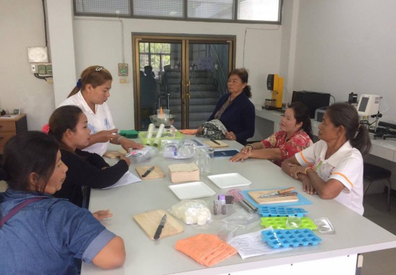 ภาพกิจกรรม ศูนย์ส่งเสริมและตรวจสอบการผลิตตามมาตรฐานความปลอดภัยทางอาหาร จัดการอบรมเชิงปฏิบัติการ เรื่อง การผลิตเครื่องสำอางโฮมเมดจากวัตถุดิบในครัวเรือน