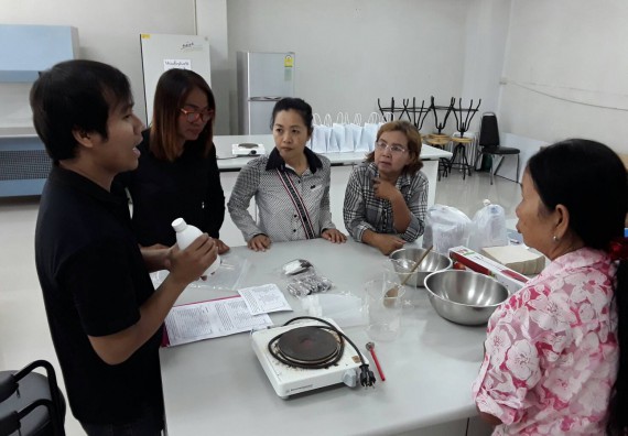 ภาพกิจกรรม ศูนย์ส่งเสริมและตรวจสอบการผลิตตามมาตรฐานความปลอดภัยทางอาหาร จัดการอบรมเชิงปฏิบัติการ เรื่อง การผลิตเครื่องสำอางโฮมเมดจากวัตถุดิบในครัวเรือน