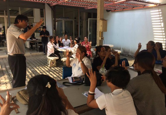 ภาพกิจกรรม ศูนย์ส่งเสริมและตรวจสอบการผลิตตามมาตรฐานความปลอดภัยทางอาหาร จัดการอบรมเชิงปฏิบัติการ เรื่อง การผลิตเครื่องสำอางโฮมเมดจากวัตถุดิบในครัวเรือน