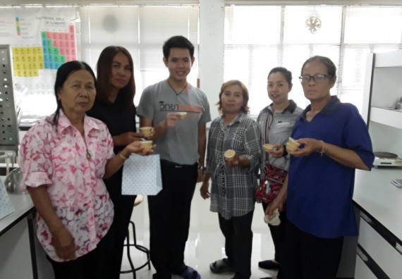 ภาพกิจกรรม ศูนย์ส่งเสริมและตรวจสอบการผลิตตามมาตรฐานความปลอดภัยทางอาหาร จัดการอบรมเชิงปฏิบัติการ เรื่อง การผลิตเครื่องสำอางโฮมเมดจากวัตถุดิบในครัวเรือน