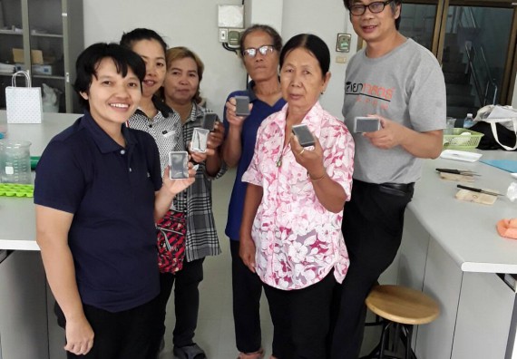 ภาพกิจกรรม ศูนย์ส่งเสริมและตรวจสอบการผลิตตามมาตรฐานความปลอดภัยทางอาหาร จัดการอบรมเชิงปฏิบัติการ เรื่อง การผลิตเครื่องสำอางโฮมเมดจากวัตถุดิบในครัวเรือน