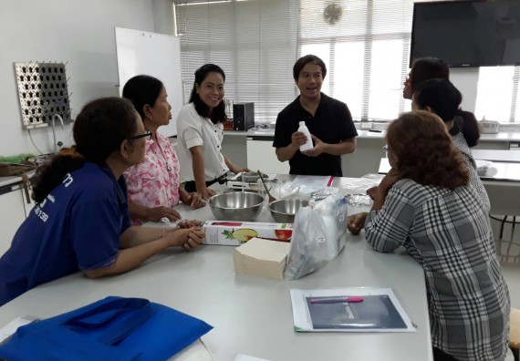 ภาพกิจกรรม ศูนย์ส่งเสริมและตรวจสอบการผลิตตามมาตรฐานความปลอดภัยทางอาหาร จัดการอบรมเชิงปฏิบัติการ เรื่อง การผลิตเครื่องสำอางโฮมเมดจากวัตถุดิบในครัวเรือน