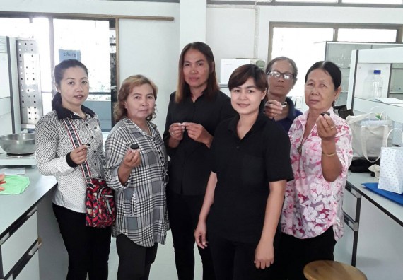 ภาพกิจกรรม ศูนย์ส่งเสริมและตรวจสอบการผลิตตามมาตรฐานความปลอดภัยทางอาหาร จัดการอบรมเชิงปฏิบัติการ เรื่อง การผลิตเครื่องสำอางโฮมเมดจากวัตถุดิบในครัวเรือน