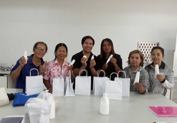 ภาพกิจกรรม ศูนย์ส่งเสริมและตรวจสอบการผลิตตามมาตรฐานความปลอดภัยทางอาหาร จัดการอบรมเชิงปฏิบัติการ เรื่อง การผลิตเครื่องสำอางโฮมเมดจากวัตถุดิบในครัวเรือน
