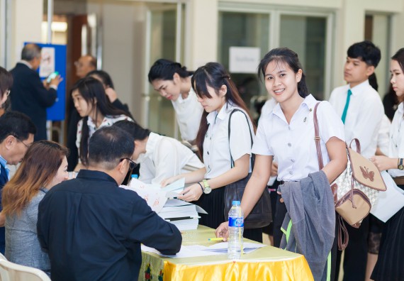 บุคลากรและนักศึกษาคณะวิทยาศาสตร์และเทคโนโลยี  เข้าร่วมงานพิธีมอบรางวัลยอดเยี่ยม ทุนการศึกษาบุคคลและองค์กรดีเด่นทางวิทยาศาสตร์ ประจำปีที่ 49 พ.ศ.2559 มูลนิธิศาสตราจารย์ ดร.แถบ  นีละนิธิ