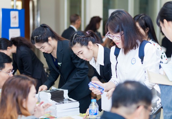 บุคลากรและนักศึกษาคณะวิทยาศาสตร์และเทคโนโลยี  เข้าร่วมงานพิธีมอบรางวัลยอดเยี่ยม ทุนการศึกษาบุคคลและองค์กรดีเด่นทางวิทยาศาสตร์ ประจำปีที่ 49 พ.ศ.2559 มูลนิธิศาสตราจารย์ ดร.แถบ  นีละนิธิ