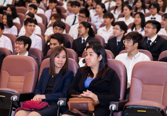 บุคลากรและนักศึกษาคณะวิทยาศาสตร์และเทคโนโลยี  เข้าร่วมงานพิธีมอบรางวัลยอดเยี่ยม ทุนการศึกษาบุคคลและองค์กรดีเด่นทางวิทยาศาสตร์ ประจำปีที่ 49 พ.ศ.2559 มูลนิธิศาสตราจารย์ ดร.แถบ  นีละนิธิ