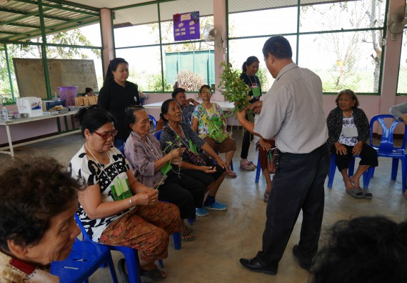 ภาพกิจกรรม ศูนย์บริการทางการแพทย์แผนไทยและการแพทย์ทางเลือก จัดการอบรม เรื่องการดูแลสุขภาพด้วยผลิตภัณฑ์จากสมุนไพร