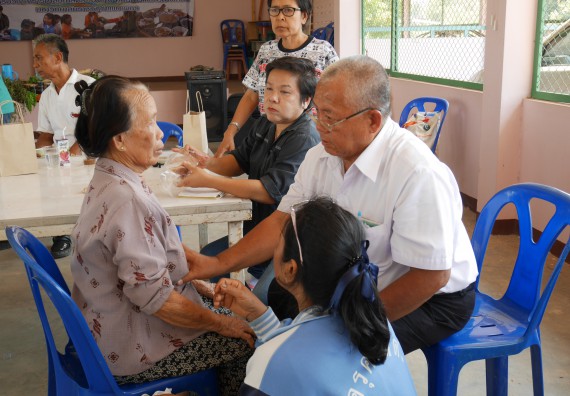 ภาพกิจกรรม ศูนย์บริการทางการแพทย์แผนไทยและการแพทย์ทางเลือก จัดอบรม เรื่องการปรับสมดุลร่างกาย
