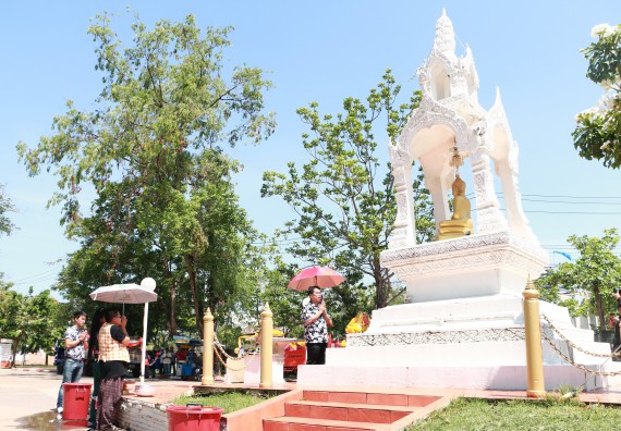 ภาพกิจกรรม คณะวิทยาศาสตร์และเทคโนโลยี เข้าร่วมกิจกรรมทำบุญปีใหม่ไทย