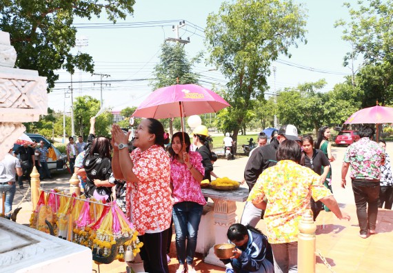 ภาพกิจกรรม คณะวิทยาศาสตร์และเทคโนโลยี เข้าร่วมกิจกรรมทำบุญปีใหม่ไทย