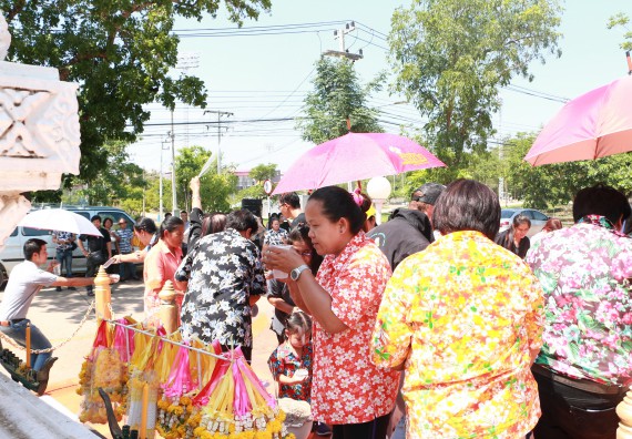 ภาพกิจกรรม คณะวิทยาศาสตร์และเทคโนโลยี เข้าร่วมกิจกรรมทำบุญปีใหม่ไทย