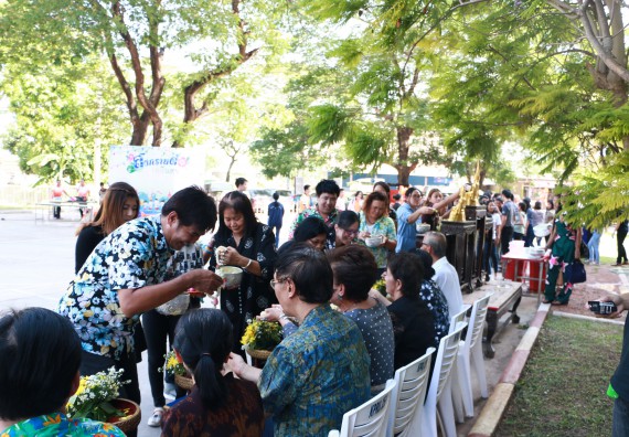 ภาพกิจกรรม คณะวิทยาศาสตร์และเทคโนโลยี เข้าร่วมกิจกรรมทำบุญปีใหม่ไทย