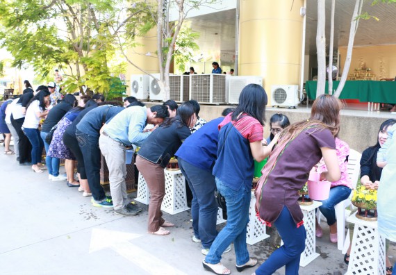 ภาพกิจกรรม คณะวิทยาศาสตร์และเทคโนโลยี เข้าร่วมกิจกรรมทำบุญปีใหม่ไทย