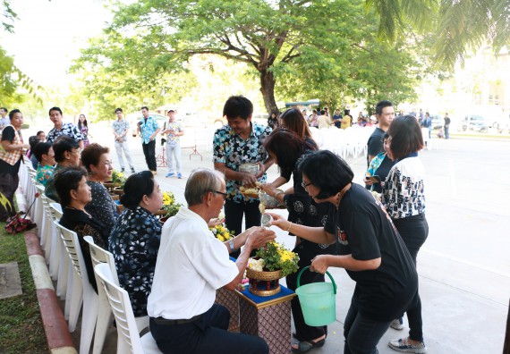ภาพกิจกรรม คณะวิทยาศาสตร์และเทคโนโลยี เข้าร่วมกิจกรรมทำบุญปีใหม่ไทย