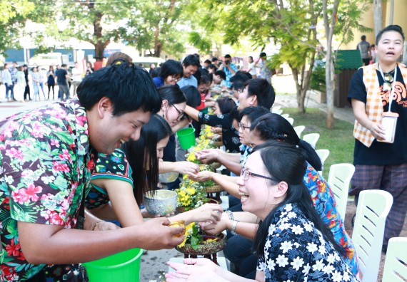 ภาพกิจกรรม คณะวิทยาศาสตร์และเทคโนโลยี เข้าร่วมกิจกรรมทำบุญปีใหม่ไทย