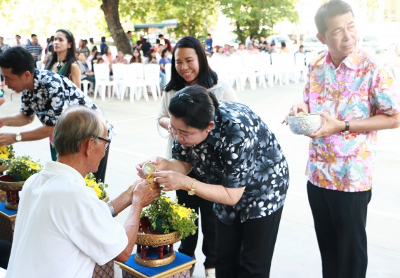 ภาพกิจกรรม คณะวิทยาศาสตร์และเทคโนโลยี เข้าร่วมกิจกรรมทำบุญปีใหม่ไทย