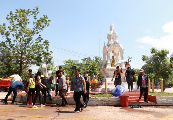 ภาพกิจกรรม คณะวิทยาศาสตร์และเทคโนโลยี เข้าร่วมกิจกรรมทำบุญปีใหม่ไทย