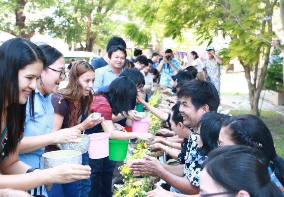 ภาพกิจกรรม คณะวิทยาศาสตร์และเทคโนโลยี เข้าร่วมกิจกรรมทำบุญปีใหม่ไทย