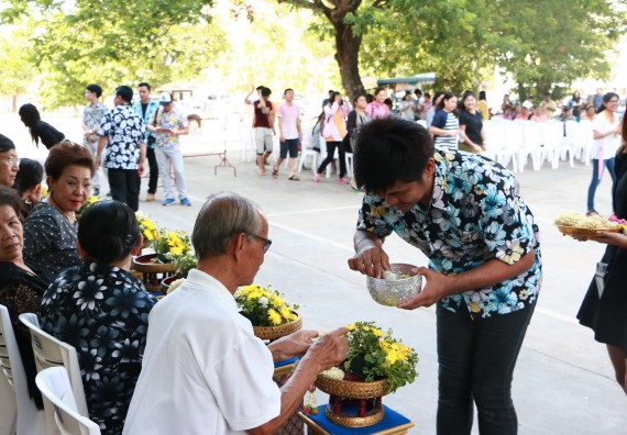 ภาพกิจกรรม คณะวิทยาศาสตร์และเทคโนโลยี เข้าร่วมกิจกรรมทำบุญปีใหม่ไทย