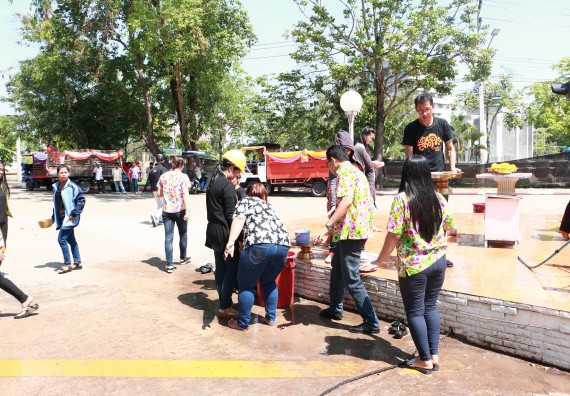 ภาพกิจกรรม คณะวิทยาศาสตร์และเทคโนโลยี เข้าร่วมกิจกรรมทำบุญปีใหม่ไทย