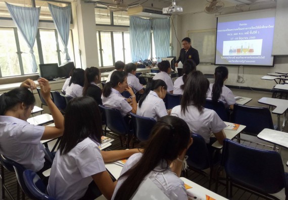 ภาพกิจกรรม โปรแกรมวิชาเคมี จัดการอบรมเตรียมความพร้อมทางการเรียนให้นักศึกษาใหม่โปรแกรมวิชาเคมี