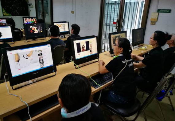 ภาพกิจกรรม หลักสูตรเทคโนโลยีสารสนเทศ จัดการอบรมเชิงปฏิบัติการ เรื่อง การใช้คอมพิวเตอร์เบื้องต้นในผู้สูงอายุ