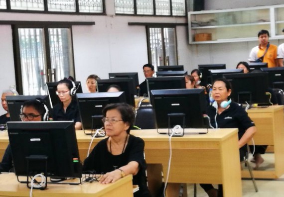 ภาพกิจกรรม หลักสูตรเทคโนโลยีสารสนเทศ จัดการอบรมเชิงปฏิบัติการ เรื่อง การใช้คอมพิวเตอร์เบื้องต้นในผู้สูงอายุ