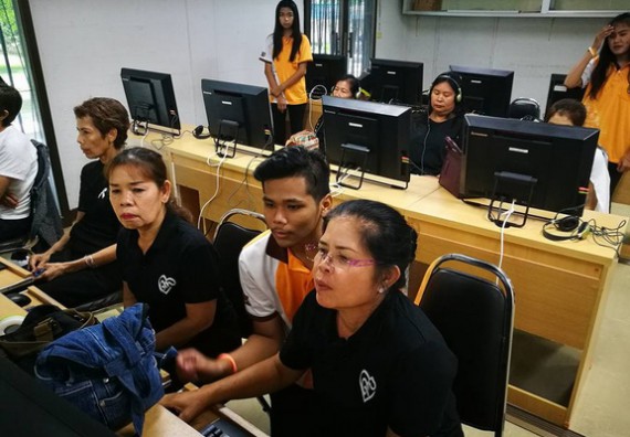 ภาพกิจกรรม หลักสูตรเทคโนโลยีสารสนเทศ จัดการอบรมเชิงปฏิบัติการ เรื่อง การใช้คอมพิวเตอร์เบื้องต้นในผู้สูงอายุ