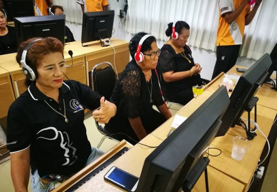 ภาพกิจกรรม หลักสูตรเทคโนโลยีสารสนเทศ จัดการอบรมเชิงปฏิบัติการ เรื่อง การใช้คอมพิวเตอร์เบื้องต้นในผู้สูงอายุ