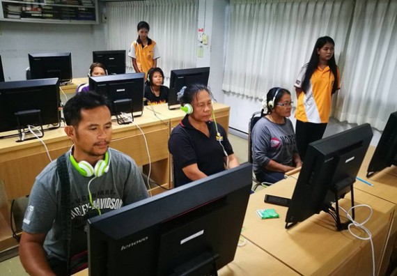 ภาพกิจกรรม หลักสูตรเทคโนโลยีสารสนเทศ จัดการอบรมเชิงปฏิบัติการ เรื่อง การใช้คอมพิวเตอร์เบื้องต้นในผู้สูงอายุ