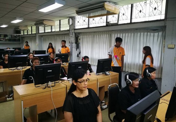 ภาพกิจกรรม หลักสูตรเทคโนโลยีสารสนเทศ จัดการอบรมเชิงปฏิบัติการ เรื่อง การใช้คอมพิวเตอร์เบื้องต้นในผู้สูงอายุ