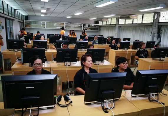 ภาพกิจกรรม หลักสูตรเทคโนโลยีสารสนเทศ จัดการอบรมเชิงปฏิบัติการ เรื่อง การใช้คอมพิวเตอร์เบื้องต้นในผู้สูงอายุ